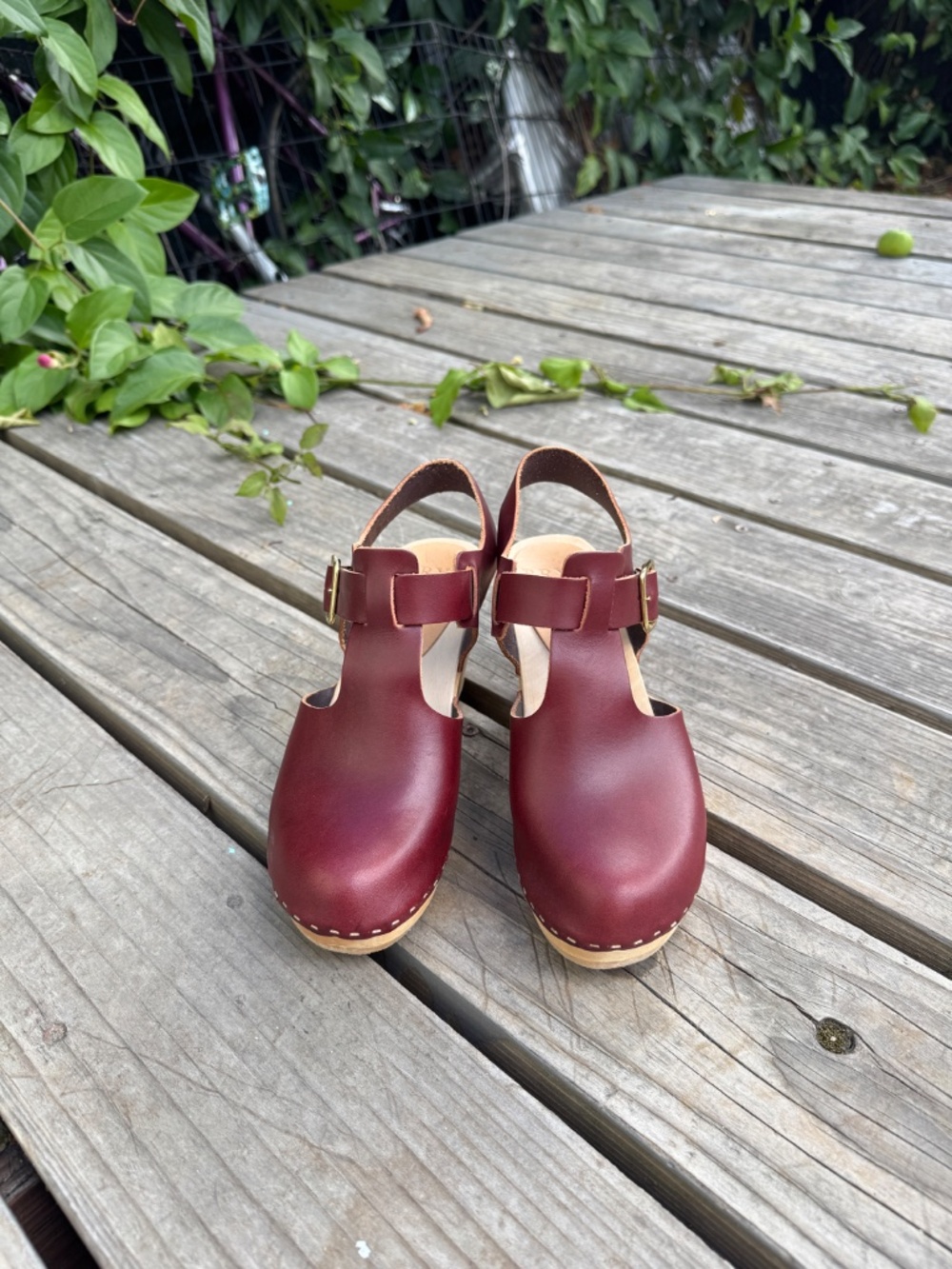 Bryr Emma T-Strap Mary Jane Clogs Burgandy sz. 7
